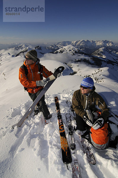 Skiwanderer bei Skitour  auf dem Gipfel des Brechhorn mit Blick auf den Wilden Kaiser  Spertental  Tirol  Österreich  Europa