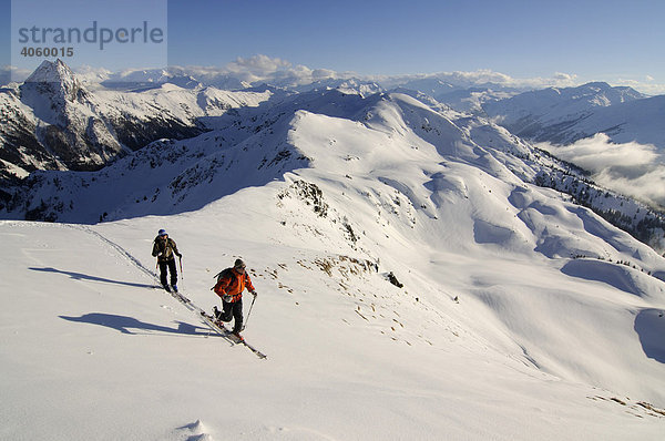 Skiwanderer bei Skitour auf den Gipfel des Brechhorn  Blick auf Rettenstein  Spertental  Tirol  Österreich  Europa