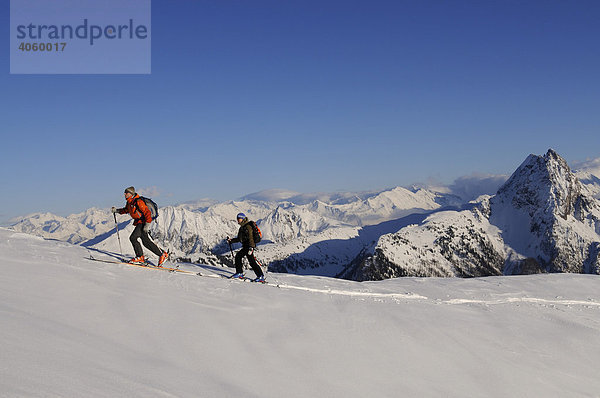 Skiwanderer bei Skitour auf den Gipfel des Brechhorn  Blick auf Rettenstein  Spertental  Tirol  Österreich  Europa