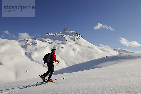 Skiwanderer bei Skitour auf den Tristkopf  Kelchsau  Tirol  Österreich  Europa