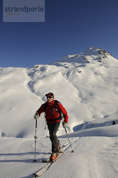 Skiwanderer bei Skitour auf den Tristkopf  Kelchsau  Tirol  Österreich  Europa