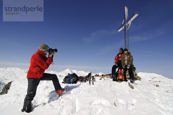 Skiwanderer auf dem Gipfel des Tristkopf  Kelchsau  Tirol  Österreich  Europa