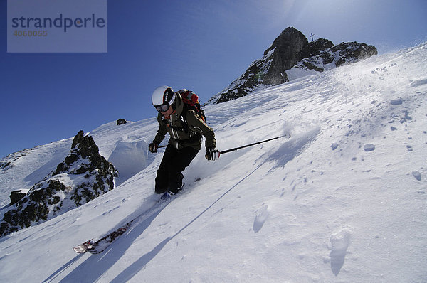 Skiwanderer bei Skitour  Abfahrt vom Tristkopf  Kelchsau  Tirol  Österreich  Europa