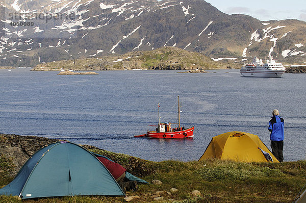 Fischerboot  Zeltplatz im Kong-Oscar-Fjord  Tasiilaq  Ammassalik  Ostgrönland  Grönland