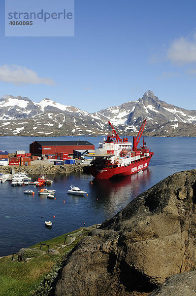 Versorgungsschiff der Royal Arctic Line im Kong-Oscar-Fjord  Tasiilaq  Ammassalik  Ostgrönland  Grönland
