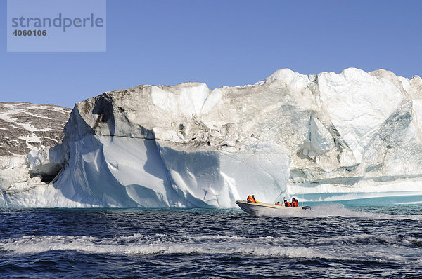 Bootstour mit Inuit  Eisberge bei Ammassalik  Ostgrönland  Grönland