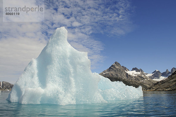 Eisberg im Ikasartivaq-Fjord  Ostgrönland  Grönland