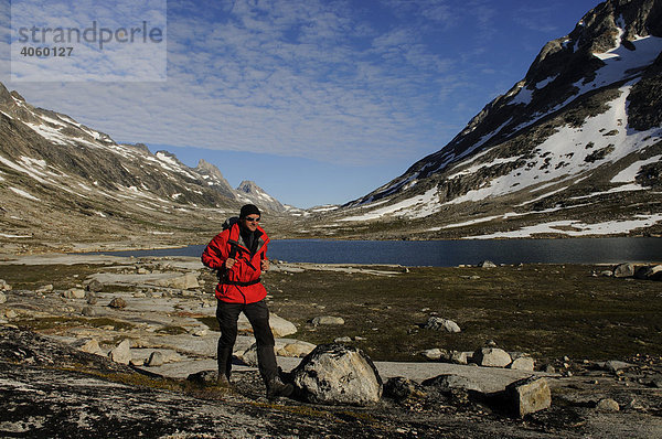 Wanderer  Trekking im Ikasartivaq-Fjord  Ostgrönland  Grönland