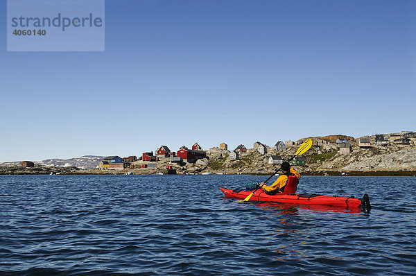 Kajaker bei Tineteqilag  Ikasartivaq-Fjord  Ostgrönland  Grönland