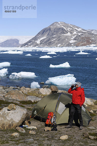 Trekker  Zelt  Camping im Johan-Petersen-Fjord  Ostgrönland  Grönland
