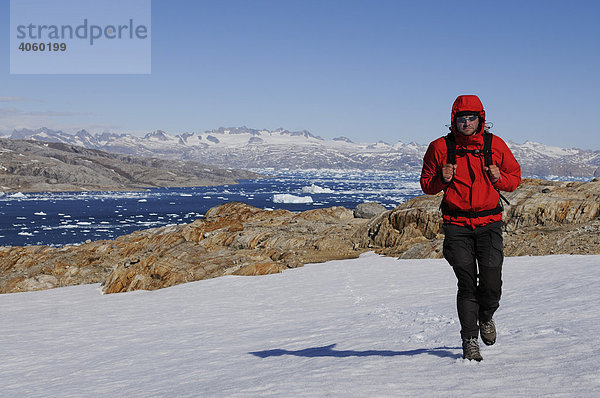 Trekker beim Trekking auf dem Hann-Gletscher  Eisberge  Johan-Petersen-Fjord  Ostgrönland  Grönland