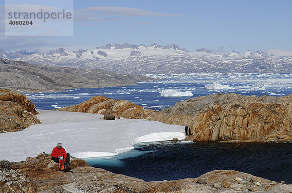 Trekker beim Trekking auf dem Hann-Gletscher  Eisberge  Johan-Petersen-Fjord  Ostgrönland  Grönland
