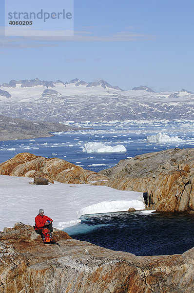 Trekker beim Trekking auf dem Hann-Gletscher  Eisberge  Johan-Petersen-Fjord  Ostgrönland  Grönland