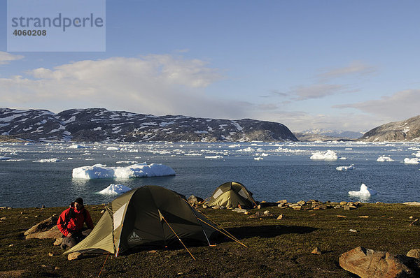 Zelte  Camping im Johan-Petersen-Fjord  Ostgrönland  Grönland