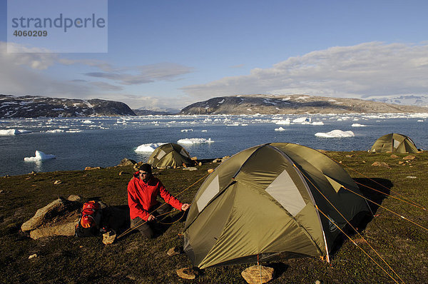 Trekker und Zelte  Camping im Johan-Petersen-Fjord  Ostgrönland  Grönland