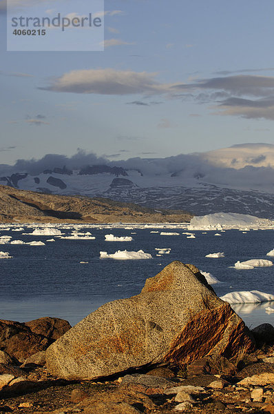 Eisberge im Johan-Petersen-Fjord  Ostgrönland  Grönland
