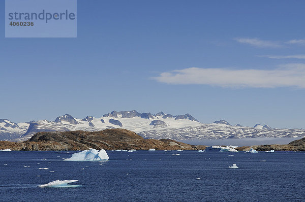 Eisberge und Nebelwalze  Stoklund-Fjord  Ostgrönland  Grönland