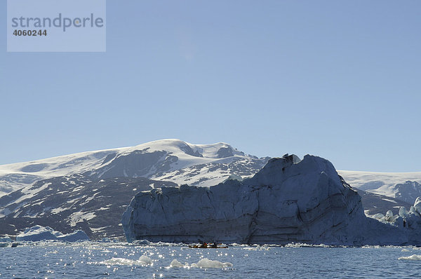 Eisberge und Kajaker im Stoklund-Fjord  Ostgrönland  Grönland