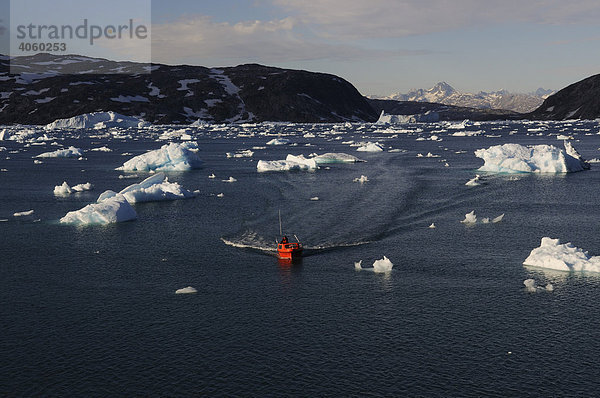 Inuit mit Versorgungsboot im Johan-Petersen-Fjord  Ostgrönland  Grönland