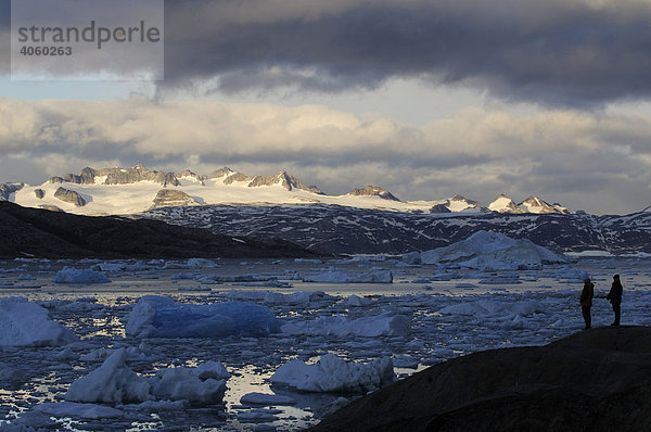 Wanderer vor Eisbergen im Johan-Petersen-Fjord  Ostgrönland  Grönland