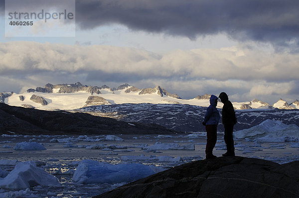Wanderer vor Eisbergen im Johan-Petersen-Fjord  Zuneigung  Ostgrönland  Grönland
