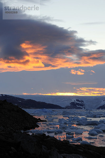 Inlandeis  Brücknergletscher und Eisberge im Johan-Petersen-Fjord  Ostgrönland  Grönland