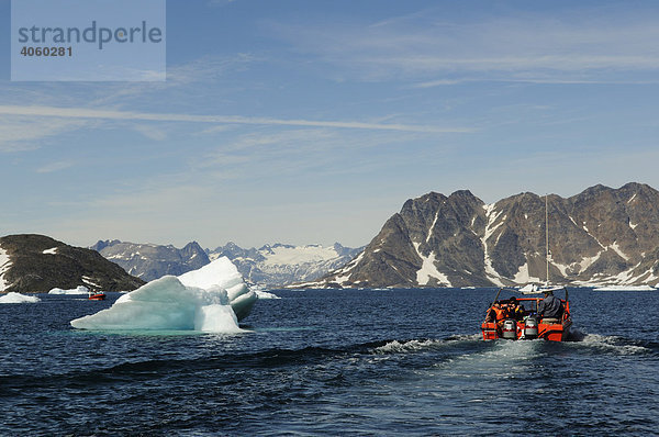 Bootstransfer  Eisberge bei Ammassalik  Ostgrönland  Grönland