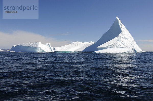 Eisberge bei Ammassalik  Ostgrönland  Grönland