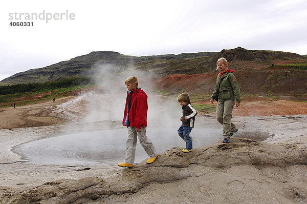 Frau und zwei Kinder  heiße Quelle  Geysir  Island  Europa