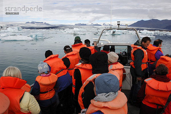 Passagiere bei Bootstour zwischen den Eisbergen  Gletscher  Joekulsarlon  Island  Europa