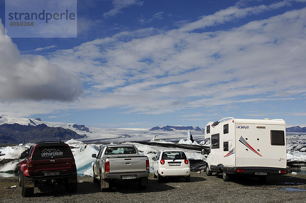 Parkplatz mit Wohnmobil und Autos am Gletschersee  Eisberge  Gletscher  Joekulsarlon  Island  Europa