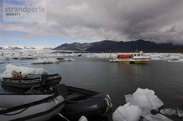 Boot auf Tour zwischen Eisbergen  Schlauchboote  Gletscher  Joekulsarlon  Island  Europa