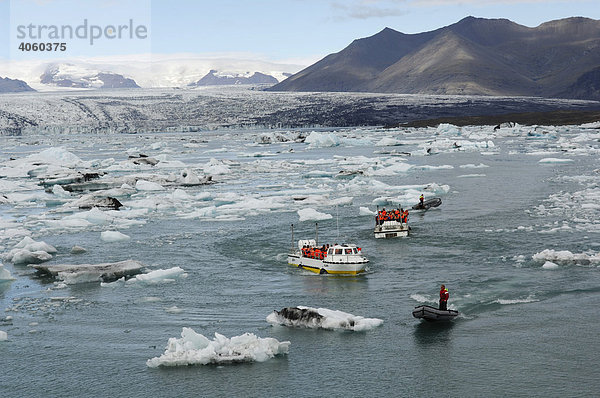 Boote auf Tour zwischen den Eisbergen mit Schlauchbooten und Amphibienfahrzeug  Gletscher  Joekulsarlon  Island  Europa