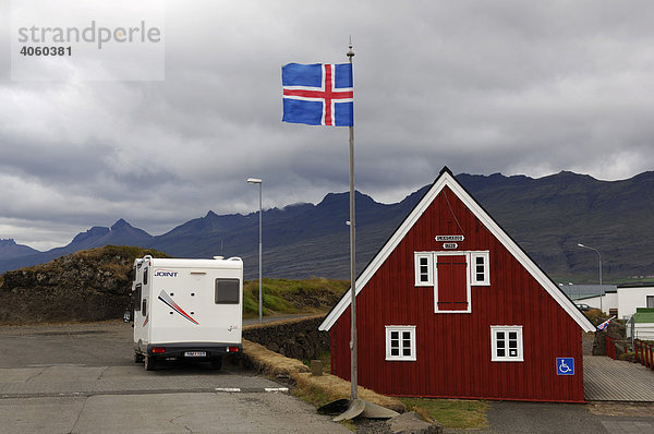 Touristinformation von Djupivogur  isländische Flagge  Island  Europa