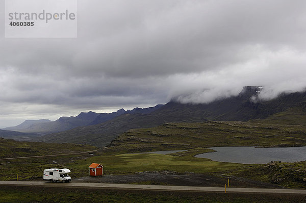 Wohnmobil bei Notfallhütte Stefansbud auf der Strecke nach Öxi  Island  Europa