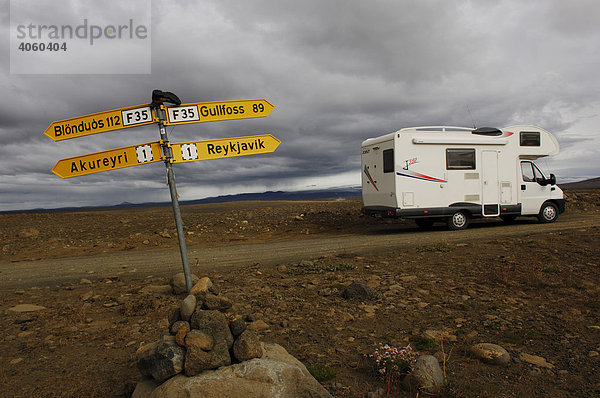 Wohnmobil auf der Kjölur-Route  Richtungsschilder  Hveravellir  Hochland  Island  Europa