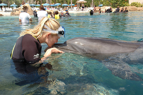 Frau küsst Delfin  Discovery Cove  Erlebnispark  Orlando  Florida  USA