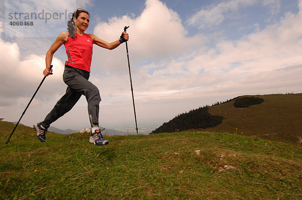 Frau beim Running  Nordic Walking  Kampenwand  Chiemgau  Oberbayern  Bayern  Deutschland  Europa