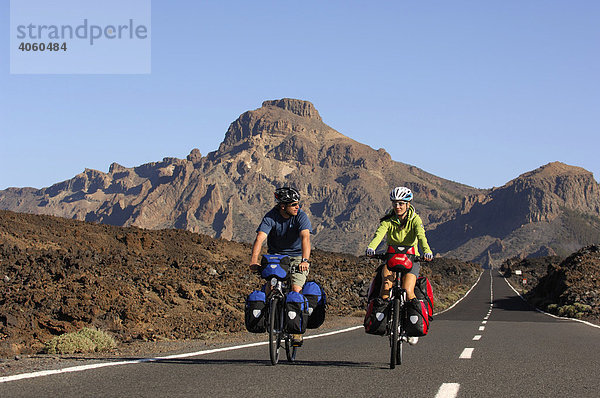 Radfahrer im Teide-Nationalpark  Teneriffa  Kanarische Inseln  Spanien  Europa