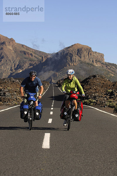 Radfahrer im Teide-Nationalpark  Teneriffa  Kanarische Inseln  Spanien  Europa