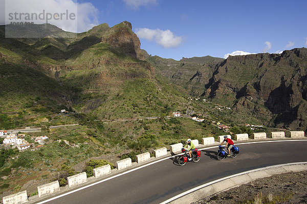 Radfahrer bei Santiago del Teide  Teneriffa  Kanarische Inseln  Spanien  Europa