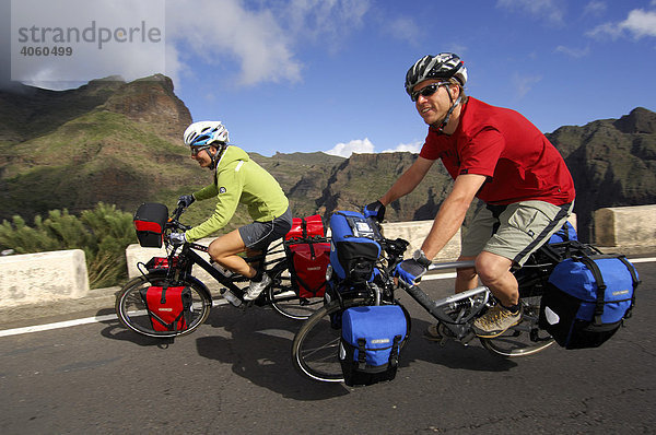 Radfahrer bei Santiago del Teide  Teneriffa  Kanarische Inseln  Spanien  Europa