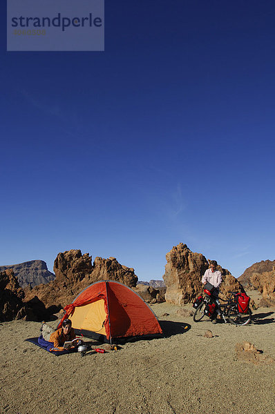 Radfahrer zelten im Teide Gebirge  Teneriffa  Kanarische Inseln  Spanien  Europa