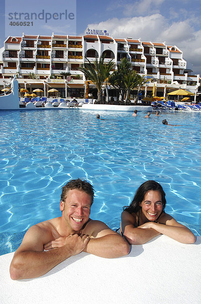 Urlauber im Swimming-Pool  Parque Santiago  Las Americas  Teneriffa  Kanarische Inseln  Spanien  Europa
