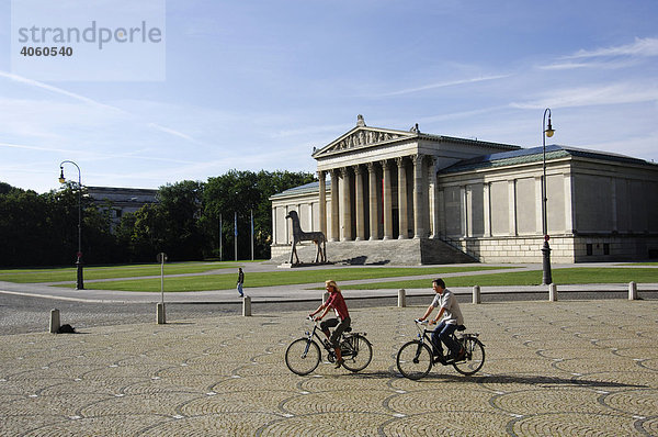 Best Ager  Fahrradfahrer  Radtour  Königsplatz  München  Bayern  Deutschland  Europa