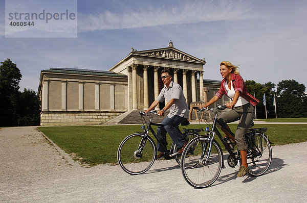 Best Ager  Fahrradfahrer  Radtour  Königsplatz  München  Bayern  Deutschland  Europa