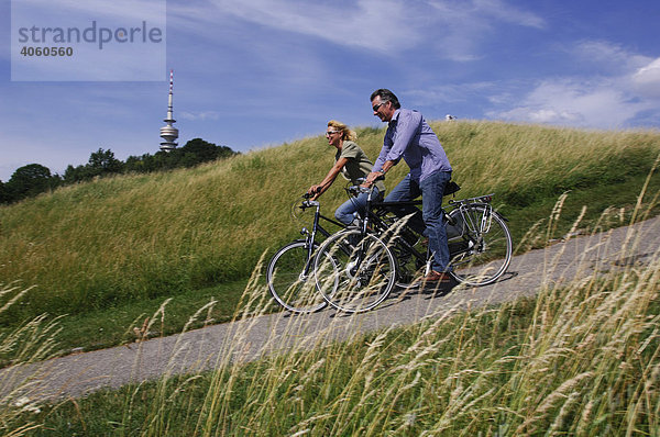 Best Ager  Fahrradfahrer  Radtour  Olympiaturm  Olympiazentrum  München  Bayern  Deutschland  Europa