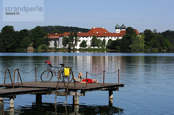 Radfahrer auf Steg vor dem Kloster Seeon  Chiemgau  Bayern  Deutschland  Europa