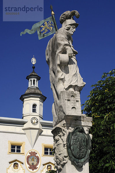 Figur auf dem Stadtbrunnen  Marktplatz  Rathaus  Tittmoning  Chiemgau  Bayern  Deutschland  Europa