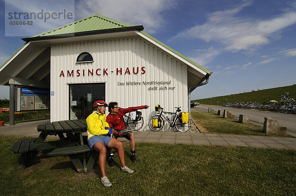 Radfahrer am Amsinck-Haus bei der Hamburger Hallig  Nordfriesland  Nordsee  Schleswig-Holstein  Deutschland  Europa